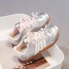 Tênis esportivos estilo coreano para meninas, novo modelo 2026, tênis casuais coreanos para crianças, tênis de treino alemães, sapatos macios estilo Forrest Gump para bebês meninas, estilosos