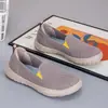 Zapatos de mujer de talla grande 35-42 transfronterizos, nuevo modelo de verano, malla transpirable, puntera ancha, zapatos cómodos para caminar, zapatos antideslizantes para personas mayores
