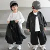 Conjunto de três peças de jaqueta de couro para meninos para primavera e outono, conjunto de jaqueta moderno e estiloso estilo coreano para crianças, roupas bacanas e bonitas para meninos jovens
