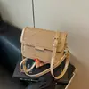 Bolsa pequena elegante com textura de alta qualidade para mulheres 2026 nova bolsa transversal popular de primavera e verão bolsa quadrada pequena de ombro sob o braço