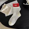 Calcetines de estilo coreano con bloques de color para mujer con etiquetas de tela y rayas, calcetines de media pantorrilla para mujer, calcetines de algodón versátiles ins de otoño, calcetines apilados retro con bloques de color