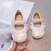 Primeros zapatos para caminar de bebé niña, zapatos pequeños de cuero estilo ballet con encaje de princesa, zapatos de bebé nuevos lindos con suela suave y moño