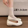 Zapatos de mujer estilo ballet para aumentar la altura, nuevo modelo otoño 2026, zapatos Mary Jane de cuero sin cordones, poco profundos, para combinar con faldas