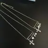 Broche Estilo Garota Doce e Cool Picante Colar Coração Cruzado Totalmente Diamantado para Mulheres, Corrente de Pescoço de Luxo Leve de Nicho Acessório de Corrente para Suéter