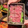 Hot Pot de Carne Famoso na Internet com Fogareiro Cerâmico Único em Formato de Pé e Louças Cerâmicas em Estilo Rústico para Preparação do Hot Pot
