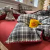 Nuevo conjunto simple de cuatro piezas de algodón puro con puntada de triángulo de color sólido, juego de funda nórdica de tres piezas con borde de concha a rayas de lujo ligero para dormir al desnudo