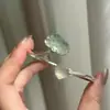 Pulsera Elegante de Plata con Loto de Hielo Esmeralda de Lujo Ligero y Gama Alta para Mujer con Diseño Abierto Ajustable y Hermoso Estilo Antiguo