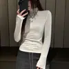 Camiseta de manga larga para mujer estilo coreano con cuello medio de fábrica, nuevo diseño acanalado de corte ajustado, adecuada para usar en capas o sola