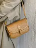 Bolsos de diseñador de nicho para mujer 2026 nuevos bolsos de hombro y cruzados de moda de alta gama de otoño e invierno bolsos cuadrados pequeños retro