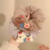 Xuxinha de Tecido Xadrez Cereja Vermelha Estilo Coreano, Elástico de Cabelo Fresco e Doce, Elegante Elástico de Cabelo para Rabo de Cavalo com Flor