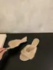Encuentro de Primera Temporada Retro Francés Zapatos sin Cordones de Punta Abierta Peludos Ropa Exterior para Mujer 2026 Otoño/Invierno Nuevo Estilo Elegante Tacón de Cuña Uno