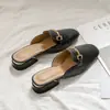 Chinelos de Couro Genuíno Femininos para Uso Externo 2025 Novos Planos Preguiçosos Masculinos Meio Chinelo Sapatos de Verão Femininos Sapatos de Primavera e Outono Femininos