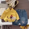Conjunto de primavera e outono estilo coreano para meninos e meninas, apresentando um fofo conjunto de colete de tricô com desenho animado, um conjunto de três peças estiloso e casual para bebês