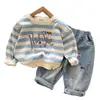 Conjunto de Ropa de Otoño Nuevo 2026 para Niños Sudadera con Rayas Azules y Blancas Dibujos Animados Moda Infantil Cuello Redondo Jeans Casuales Modernos