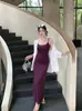 Lindo Vestido de Alça com Pregas na Cintura Lateral que Cobre a Barriga e Costas Bonitas, com Bojos Removíveis Embutidos e Saia Justa para Usar por Baixo ou por Cima