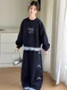 Conjunto deportivo estilo coreano para niñas, nuevo modelo otoño 2026 para niños mayores, conjunto de dos piezas con sudadera de imitación de dos piezas y pantalones de chándal con lazo