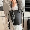 Bolso de Mano Pequeño de Gama Alta con Diseño de Nicho para Mujer 2026 Nuevo Versátil Bolso Cubo Cruzado Simple para el Trabajo Bolso de Hombro