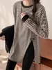 Diseño único, estilo nicho, camisa base a rayas con abertura para mujer, sudadera holgada de otoño, camiseta de manga larga distintiva, top para mujer
