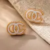 Brincos Pingente Letra Cc Inlaid em Resina com Pérola Imitação e Strass da Qingdao Daiwei Jewelry São Adequados para Uso Diário Feminino
