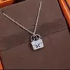Colar Bolsa Kangkang de Luxo Leve Pingente Letra H Feminino Banhado a Ouro Rosa 18K Design de Nicho Popular Corrente para Clavícula com Pedras