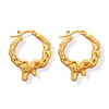 Pendientes de círculo dorado repujado con forma especial de acero de titanio europeo y americano diseño de nicho femenino pendientes de alta calidad pendientes únicos F650
