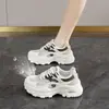 Venta Caliente de Verano Estilo Universitario Malla Simple Transpirables Zapatos Deportivos Suela Gruesa Aumentadores de Altura Zapatos de Papá Persona Baja Moda Casual Zapatos de Mujer