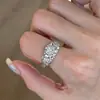 Nueva versión ancha del anillo con un diseño de nicho de lujo ligero y elegante, con un diseño de bola bordada rosa