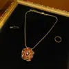 Pingente de Design de Joia Leve de Peônia Exquisita Janela Esmaltada Vermelha Ouro Brilhante 18K Banhado a Bronze Antigo Estilo Ocidental Artesanato Pesado