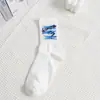 Fábrica Xinma Atacado Moda Graffiti Jovem Casual Meias Esportivas Brancas Simples Rebelde Tendência College Meias