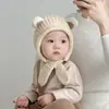 Chapéu de Bebê Outono Inverno Estilo Coreano Chapéu de Tricô para Bebê com Proteção para Orelhas à Prova de Vento Quente Chapéu Integrado com Cachecol de Lã para Bebê e Criança Pequena