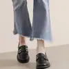 Mocassins femininos em couro macio estilo francês, novo modelo outono 2026, sapatos rasos sem cadarço para o dia a dia com solas macias
