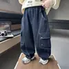 Calça Jeans Cargo Versátil para Meninos Infantil Nova Coleção Primavera/Outono 2026 Estilo Coreano Moderno Calças Casuais para Bebês e Crianças Pequenas Calças Compridas