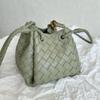Bolsa de Paracaídas Nueva de Verano 2025 Bolso Tejido de Piel de Oveja Hebilla de Cuerda Metálica Bolso de Cuero Genuino para Mujer Bolso de Hombro Cruzado