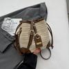 Bolso de paja de diseño de nicho popular de este año 2023 nuevo bolso para mujer verano estilo occidental todo-partido bolso bandolera bolso cubo