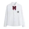 Conjunto de uniforme escolar de estilo universitario, que incluye una camisa blanca, una falda plisada y una corbata, adecuado tanto para estudiantes de secundaria como de preparatoria, y para usar en actuaciones corales a gran escala