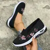 Sapatos de mãe 2026 novo estilo, sapatilhas bordadas de bico fino, calce fácil, respiráveis, casuais para mulheres de meia-idade e idosas, disponíveis em tamanhos grandes, adequados para vendas transfronteiriças