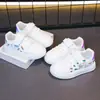 Zapatillas Casuales de Moda para Niñas con Estampado de Dibujos Animados 2026 Primavera Nuevos Zapatos Blancos de Suela Suave