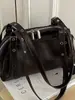 Bolsa de ombro Boston vintage desgastada de outono para mulheres, nova bolsa de ombro e transversal tipo travesseiro de couro macio de nicho 2026