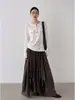 Suéter tricotado branco casual e descontraído com gola Henley para mulheres, perfeito para o início do outono, com um design simples e elegante, modelagem solta e mangas compridas, ideal como peça base