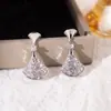 Pendientes Geométricos de Circonita Chapados en Oro Real Pendientes de Diseño Abanico Accesibles de Lujo Europeos y Americanos Pendientes de Moda Exquisitos y Versátiles para Mujer