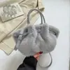 2025 Nova Cesta de Legumes de Pelo Sintético de Coelho Bolsa de Pelúcia Portátil Bolsa de Balde Plissada Bolsa de Ombro Cruzada de Pelúcia