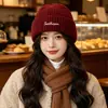Gorros cálidos de lana para otoño e invierno para hombres y mujeres, gorros de punto bordados con letras estilo coreano, gorros fríos tipo pullover que protegen del frío y las orejas, modernos