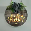 Letrero de Bienvenida con Iluminación de Flores y Hierba Decoración Colgante para Puerta Iluminación LED Lazo HOLA Luz Amarilla Súper Brillante Grano de Madera Letrero Colgante para el Hogar