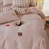 Juego de ropa de cama de cuatro piezas de algodón cepillado tipo caricatura con bordado de toalla, adecuado para dormitorios, juego de tres piezas para estudiantes, no cálido, ropa de cama engrosada