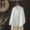 Foto real de una camisa larga de gasa de algodón de doble capa con estampado floral pequeño para mujer, holgada y estilizada, adecuada para principios de otoño, vintage, artística, casual y versátil