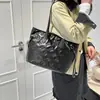 Bolso de Mano Retro Francés de Color Contrastante Mate para Mujer 2025 Nuevo Bolso de Viaje de Alta Gama Bolso con Relieve para Llevar en la Mano o al Hombro