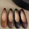 Zapatos de tacón bajo para mujer con brisa suave estilo francés, nuevos zapatos de abuela plisados poco profundos de otoño 2024, bailarinas de nicho