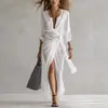 Vestido Wrap Plissado Textura Branca 2026 Decote V Manga Morcego Cintura Torcida Fenda Estilo Resort Roupas Femininas