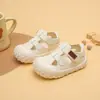 Zapatos de verano simples y versátiles para bebés y niños pequeños, sandalias transpirables para niñas, zapatos cerrados antideslizantes de suela blanda para proteger los dedos de los pies al caminar para niños