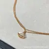 Pulsera de Falda Pequeña Baojia de Nicho para Mujer Chapada en Oro Rosa de 18 Quilates Pulsera de Gama Alta con Forma de Abanico de Perla Blanca y Diamantes